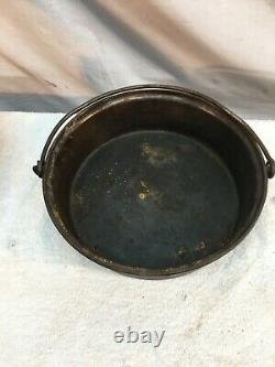 Antique Dutch Oven with Lid Gate Mark On Bottom