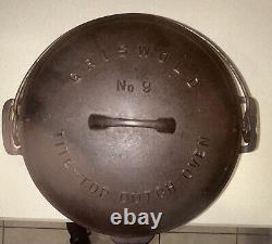 Griswold #9 Cast Iron Tite-Top Dutch Oven Large Logo