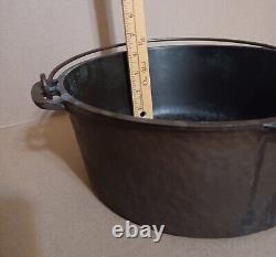 Hammered Wagner Unmarked #8 Cast Iron Dutch Oven With Matching Lid ReSeasoned