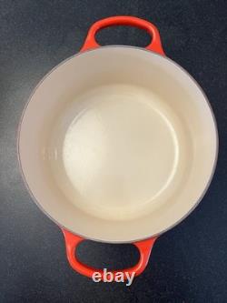 Le Creuset Signature Round Dutch Oven 5.5 qt Cast Iron Red color perfect condit