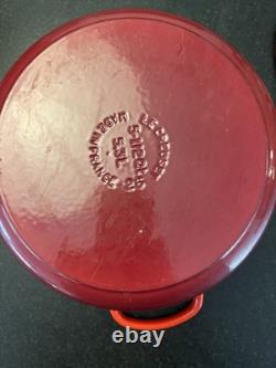 Le Creuset Signature Round Dutch Oven 5.5 qt Cast Iron Red color perfect condit
