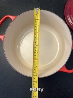 Le Creuset Signature Round Dutch Oven 5.5 qt Cast Iron Red color perfect condit
