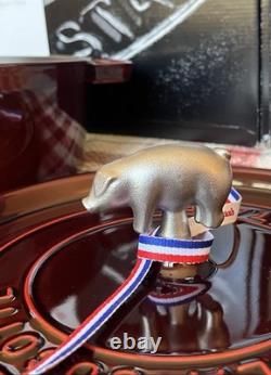 New Staub 6qt Shallow Wide Round Cocotte Dutch Oven Grenadine + Pig Knob 1132987