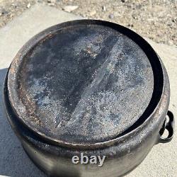 Rare! 1900s Gatemarked #8 Cast Iron Dutch Oven and Lid w Heat Ring & Assist Tab