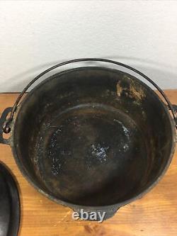 Unmarked # 8 Wagner Cast Iron Dutch Oven with lid