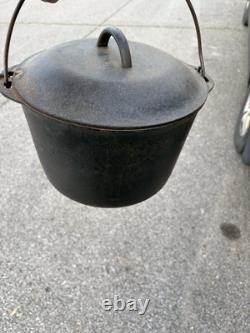 VTG Griswold #8 Cast Iron Dutch Oven with lid, barn fresh Spikes