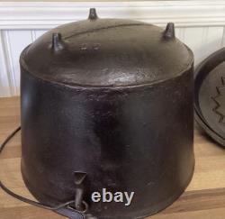 Vintage Wagner Ware Sidney-0-No. 8 Cast Iron Camp Dutch Oven 1920s Starburst Lid