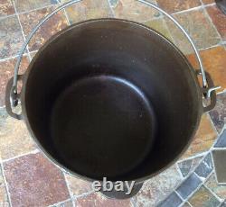 Wagner Ware cast iron roaster Dutch Oven With Bail Handle no. 1228 D (no lid)