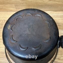 2 Casseroles en fonte émaillée Lodge à bords festonnés rares combo des années 1940 avec 1 couvercle se posent à plat