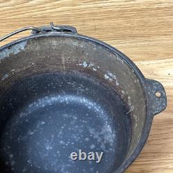 2 Casseroles en fonte émaillée Lodge à bords festonnés rares combo des années 1940 avec 1 couvercle se posent à plat