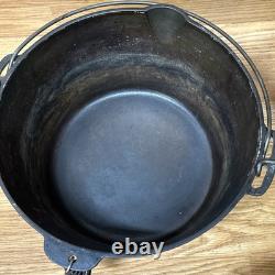 2 Casseroles en fonte émaillée Lodge à bords festonnés rares combo des années 1940 avec 1 couvercle se posent à plat