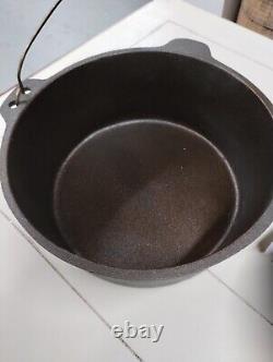 Ancienne casserole rôtissoire en fonte pour four néerlandais montagne #10 avec couvercle et poignée personnalisés.