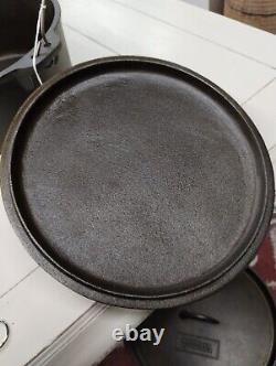 Ancienne casserole rôtissoire en fonte pour four néerlandais montagne #10 avec couvercle et poignée personnalisés.
