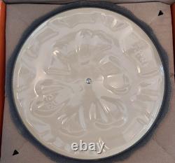 Braiseur en fonte émaillée en forme de pétale Le Creuset, 2 1/4 Qt, neuf dans sa boîte, couleur miel