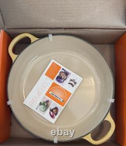 Braiseur en fonte émaillée en forme de pétale Le Creuset, 2 1/4 Qt, neuf dans sa boîte, couleur miel
