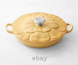 Braiseur en fonte émaillée en forme de pétale Le Creuset, 2 1/4 Qt, neuf dans sa boîte, couleur miel