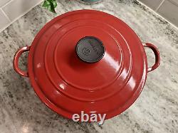 Cocotte Le Creuset VTG n°24 en fonte rouge avec couvercle 4,5 L. Fabriquée en France.