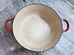 Cocotte Le Creuset VTG n°24 en fonte rouge avec couvercle 4,5 L. Fabriquée en France.