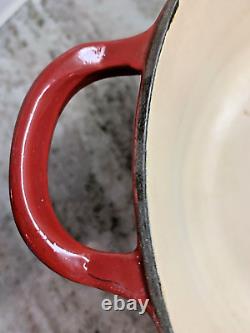 Cocotte Le Creuset VTG n°24 en fonte rouge avec couvercle 4,5 L. Fabriquée en France.