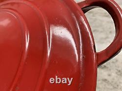 Cocotte Le Creuset VTG n°24 en fonte rouge avec couvercle 4,5 L. Fabriquée en France.