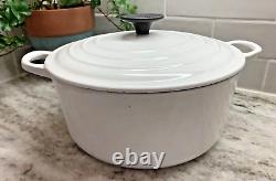 Cocotte Le Creuset en fonte blanche n°24 avec couvercle 4,5 litres. Fabriquée en France. Usure.