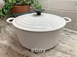 Cocotte Le Creuset en fonte blanche n°24 avec couvercle 4,5 litres. Fabriquée en France. Usure.