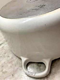 Cocotte Le Creuset en fonte blanche n°24 avec couvercle 4,5 litres. Fabriquée en France. Usure.