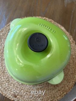 Cocotte Le Creuset en fonte émaillée vert pomme avec couvercle
 <br/>  