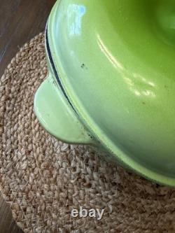 Cocotte Le Creuset en fonte émaillée vert pomme avec couvercle 		<br/>
	 