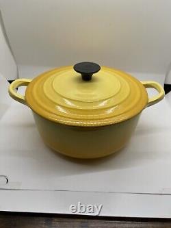 Cocotte Le Creuset vintage jaune en fonte avec couvercle 2,5 litres