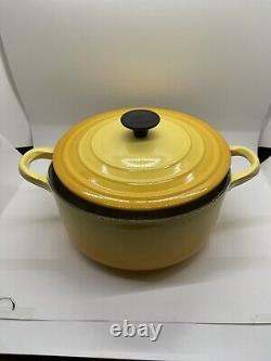 Cocotte Le Creuset vintage jaune en fonte avec couvercle 2,5 litres