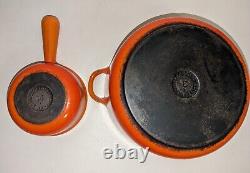 Cocotte Vintage Le Creuset n°14 en émail orange flamme et pot à sauce avec couvercle