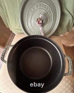 Cocotte en fonte STAUB 4 qt - Eucalyptus - Neuve - Livraison gratuite