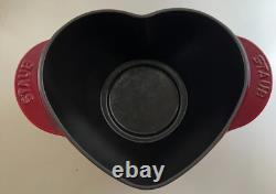 Cocotte en fonte Staub 1,75 qt, en forme de cœur, faitout cerise Valentine's rouge Cocotte en fonte Staub 1,75 qt, en forme de cœur, faitout cerise Valentine's rouge