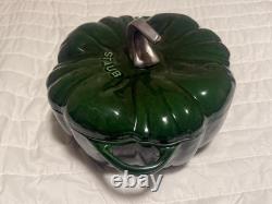 Cocotte en fonte Staub 3,5 qt, Citrouille, avec bouton en acier inoxydable, Basilic