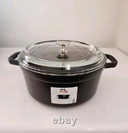 Cocotte en fonte Staub avec couvercle en verre rond 3,9QT 3,7L noir en boîte ouverte