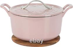Cocotte en fonte de 7 qt rose orchidée avec couvercle embossé et dessous de plat en bois