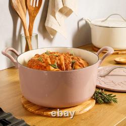 Cocotte en fonte de 7 qt rose orchidée avec couvercle embossé et dessous de plat en bois