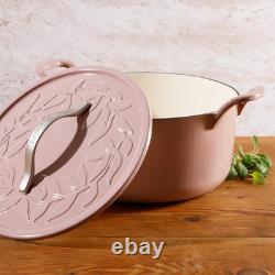 Cocotte en fonte de 7 qt rose orchidée avec couvercle embossé et dessous de plat en bois