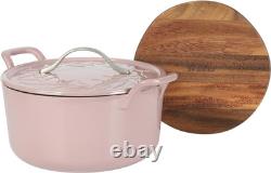 Cocotte en fonte de 7 qt rose orchidée avec couvercle embossé et dessous de plat en bois