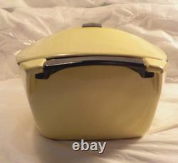 Cocotte en fonte émaillée LE CREUSET jaune de 2,5 Qt des années 1950 avec couvercle