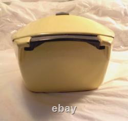 Cocotte en fonte émaillée LE CREUSET jaune de 2,5 Qt des années 1950 avec couvercle