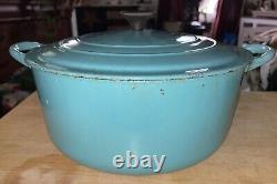 Cocotte en fonte émaillée Le Creuset vintage en bleu oeuf de robin montrée