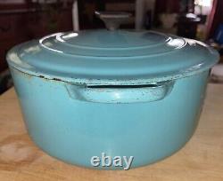 Cocotte en fonte émaillée Le Creuset vintage en bleu oeuf de robin montrée