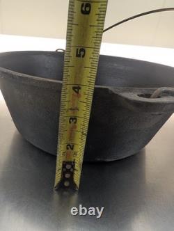 Cocotte hollandaise ancienne en fonte avec couvercle, dimensions intérieures marquées 10 x 4 pouces