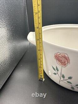 Cocotte hollandaise des années 1960 de style vintage en véritable porcelaine de Chine informelle par le motif Rosemary d'Iroquois avec couvercle