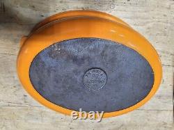 Cocotte ovale Le Creuset vintage orange avec couvercle fabriquée en France, robuste