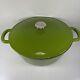Cocotte Ovale En Fonte émaillée De 8 Quarts Verte Avec Couvercle Sur La Table
