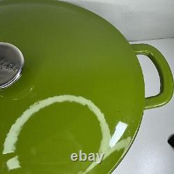 Cocotte ovale en fonte émaillée de 8 quarts verte avec couvercle Sur La Table