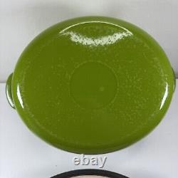 Cocotte ovale en fonte émaillée de 8 quarts verte avec couvercle Sur La Table